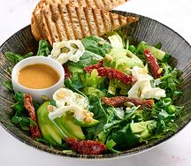 Салат Зеленый с авокадо и страчателлой