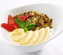 Гранола с бананом и клубникой