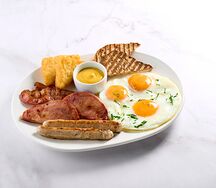 Глазунья с беконом и колбасками из индейки