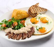 Глазунья с говядиной и хашбрауном