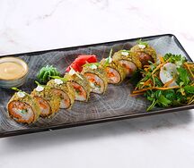 Ролл жаренный с лососем и зелёным луком