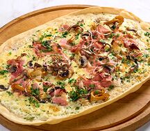 Пицца с ветчиной и индейкой