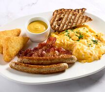 Омлет с колбасками из филе индейки и хашбрауном