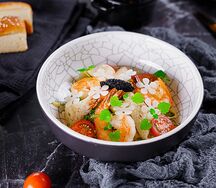 Салат из креветок с кальмарами в соусе манго-маракуйя