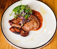 Свиная корейка на кости в соусе карбонара