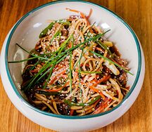 Лапша удон с уткой по-сычуаньски