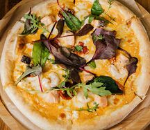 Пицца с морепродуктами в сливочном соусе том ям