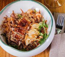 Лапша сомен с креветкой, угрем и стружкой тунца