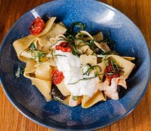 Паста Паппарделле с лососем, креветкой и спаржей