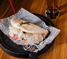 Бургер в пите с цыпленком, салатом коул слоу и огурцами по-корейски