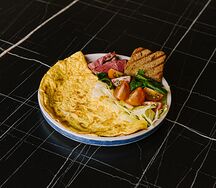 Омлет с моцареллой, кониной и миксом салата