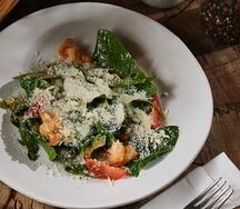 Салат с креветками и руколой
