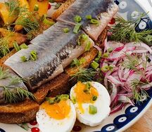 Бочковая сельдь с маринованным луком