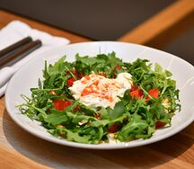 Со страчателлой, руколой и помидорами