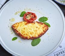 Халуми на гриле с вялеными томатами и мятой