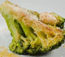 Брокколи с розмарином и пармезаном