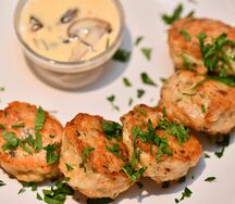 Куриные оладьи с грибным соусом