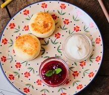Сырники из рикотты со сметаной и вареньем
