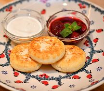 Сырники из рикотты со сметаной и ягодным вареньем
