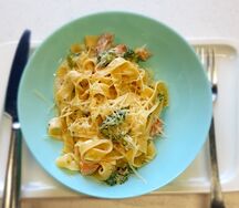 Феттуччине с лососем и брокколи