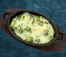 Брокколи, запеченная под сырным сливочным соусом