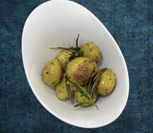 Картофель запеченный с розмарином