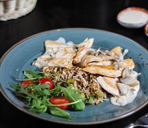 Куриное филе под сливочно-грибным соусом с диким рисом и овощами