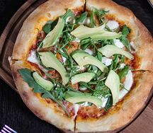 Страчателла со спелым авокадо и рукколой