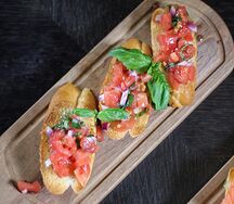 Брускетта с томатами и базиликом