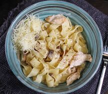 Феттуччине с курицей и грибами