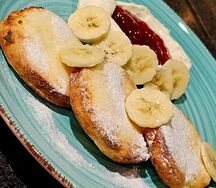 Сырники с малиновым вареньем и сметаной