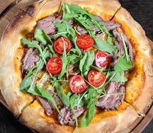 С ростбифом, рукколой и томатами черри