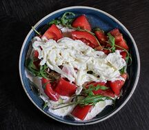 Салат со страчателлой и сочными томатами