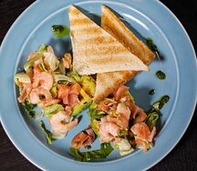 Жареное авокадо с севиче из лосося и креветок