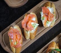 Брускетта со слабосоленым лососем и сливочным сыром