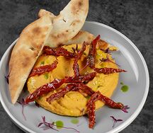 Хумус с вялеными томатами