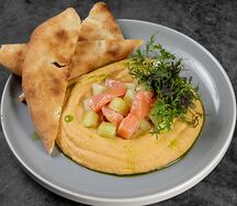 Хумус с лососем