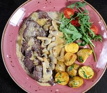 Медальоны из говяжьего филе под сливочно-грибным соусом