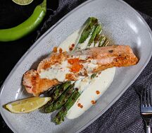 Филе норвежского лосося со сливочно-икорным соусом