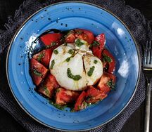 Буррата со сладкими томатами