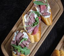 Брускетта с ростбифом и рукколой