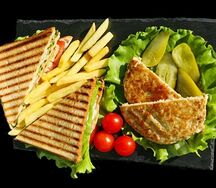 Сендвич клаб с куриной котлетой