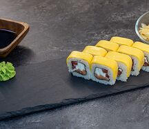 Ролл Голден с лососем