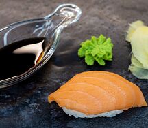 Суши с лососем