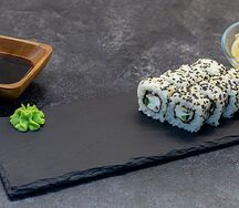 Ролл Калифорния в кунжуте с угрём