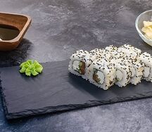 Ролл Калифорния в кунжуте с лососем