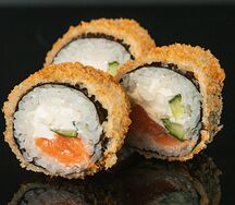 Жареный с копченым лососем