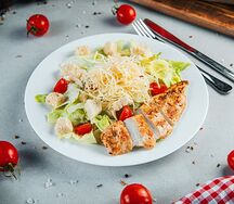 Салат Цезарь с курицей