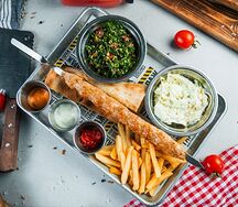 Люля-кебаб из курицы на тарелке