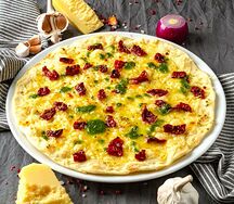 Фокачча с сыром пармезан, вяленными томатами и соусом песто